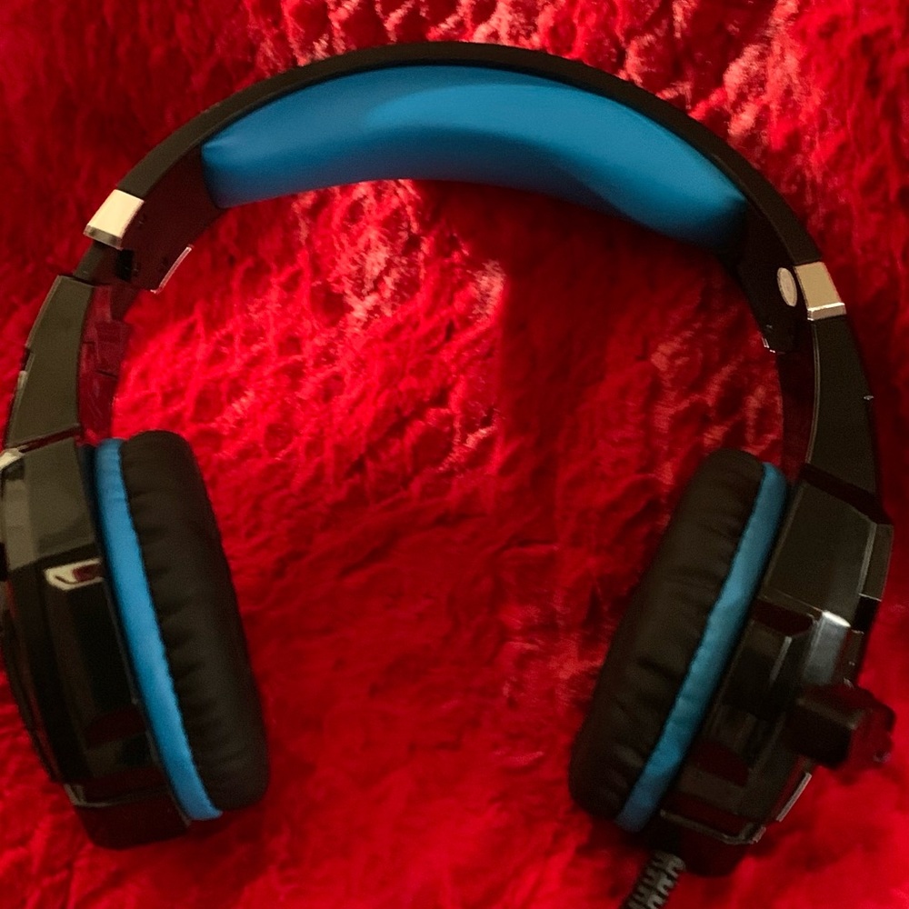 “Kotion Each” G9000 Over Ear Gaming Headphones with Mic and LED Black/Blue
NWOT